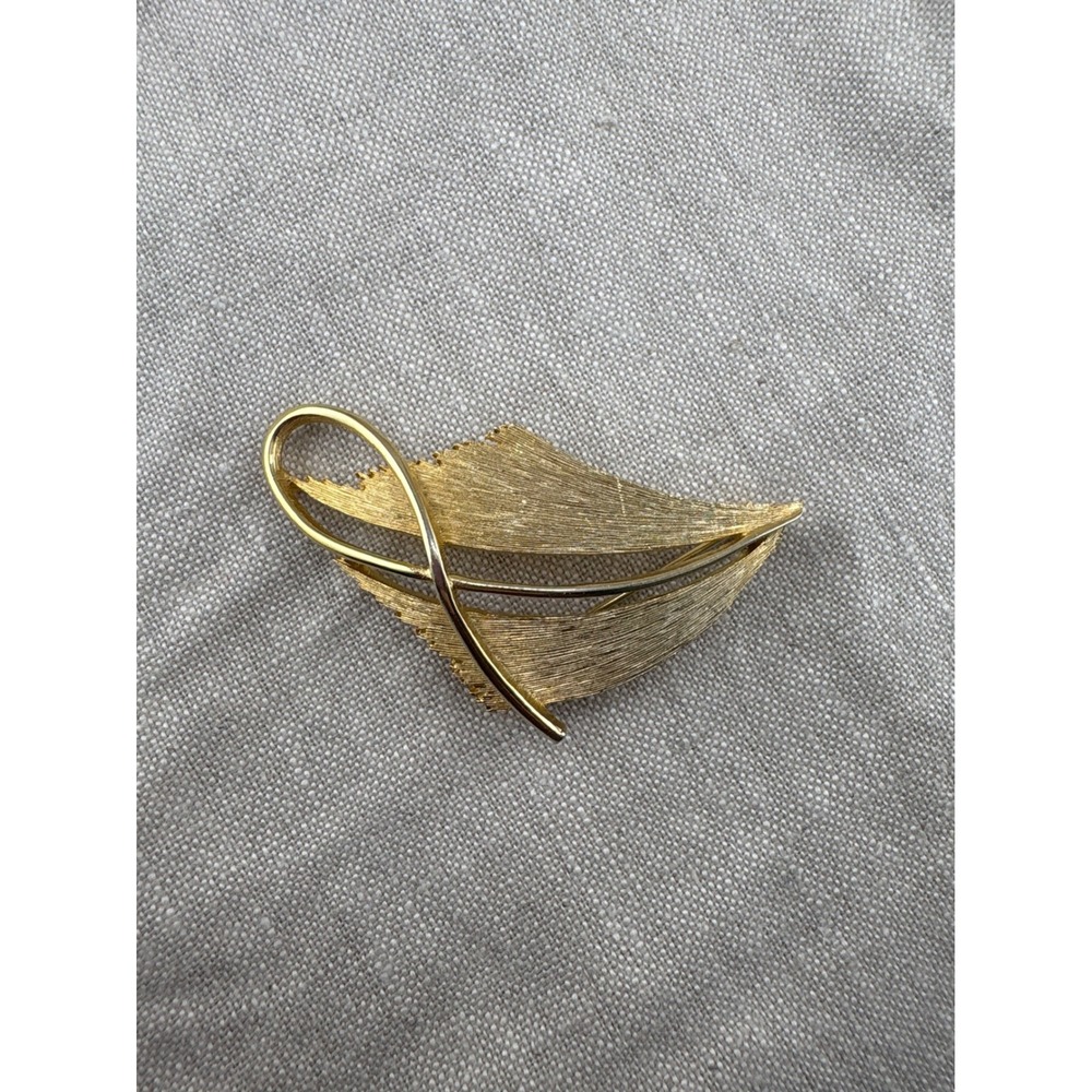 Vintage Trifari Gold Tone Textured Abstract Leaf Ribbon Brooch Pin MCM Design